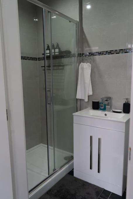 Stylish 1 Bed Apartment In Newly Refurbished Building W/ Parking & Wi-Fi เบอร์มิงแฮม ภายนอก รูปภาพ