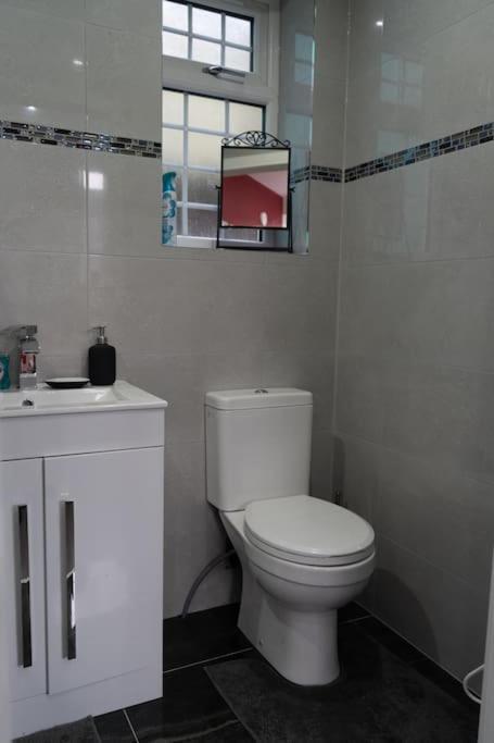 Stylish 1 Bed Apartment In Newly Refurbished Building W/ Parking & Wi-Fi เบอร์มิงแฮม ภายนอก รูปภาพ
