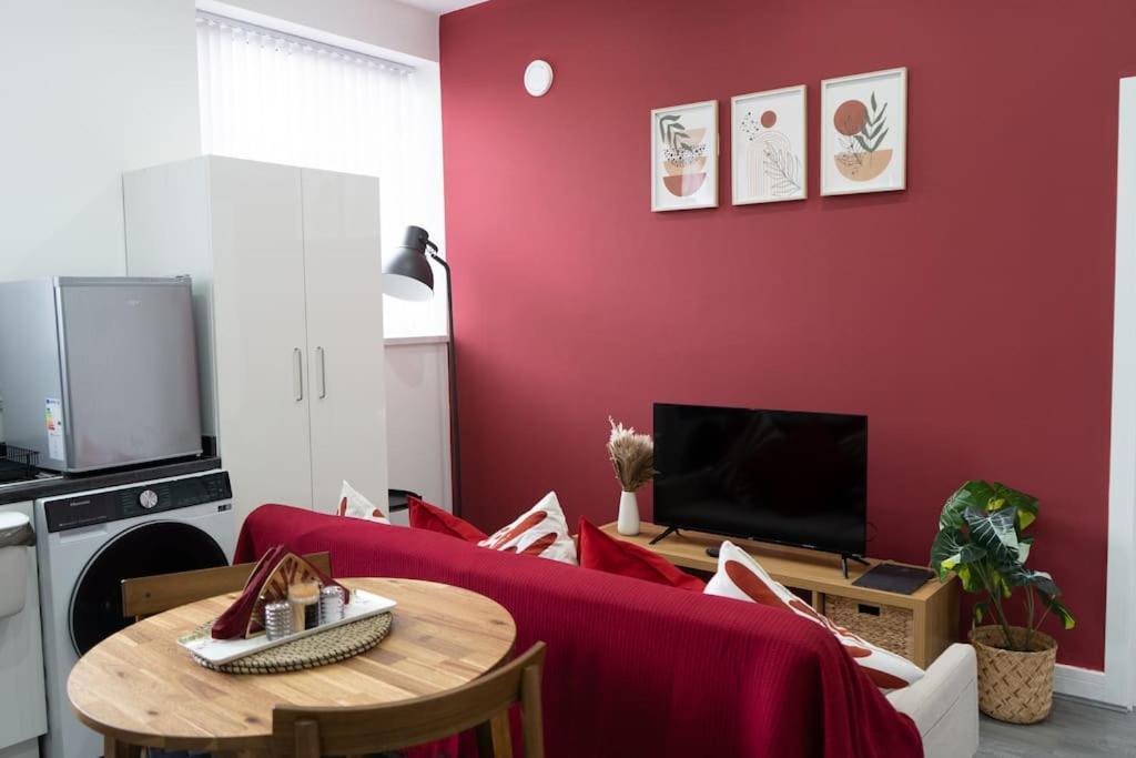 Stylish 1 Bed Apartment In Newly Refurbished Building W/ Parking & Wi-Fi เบอร์มิงแฮม ภายนอก รูปภาพ